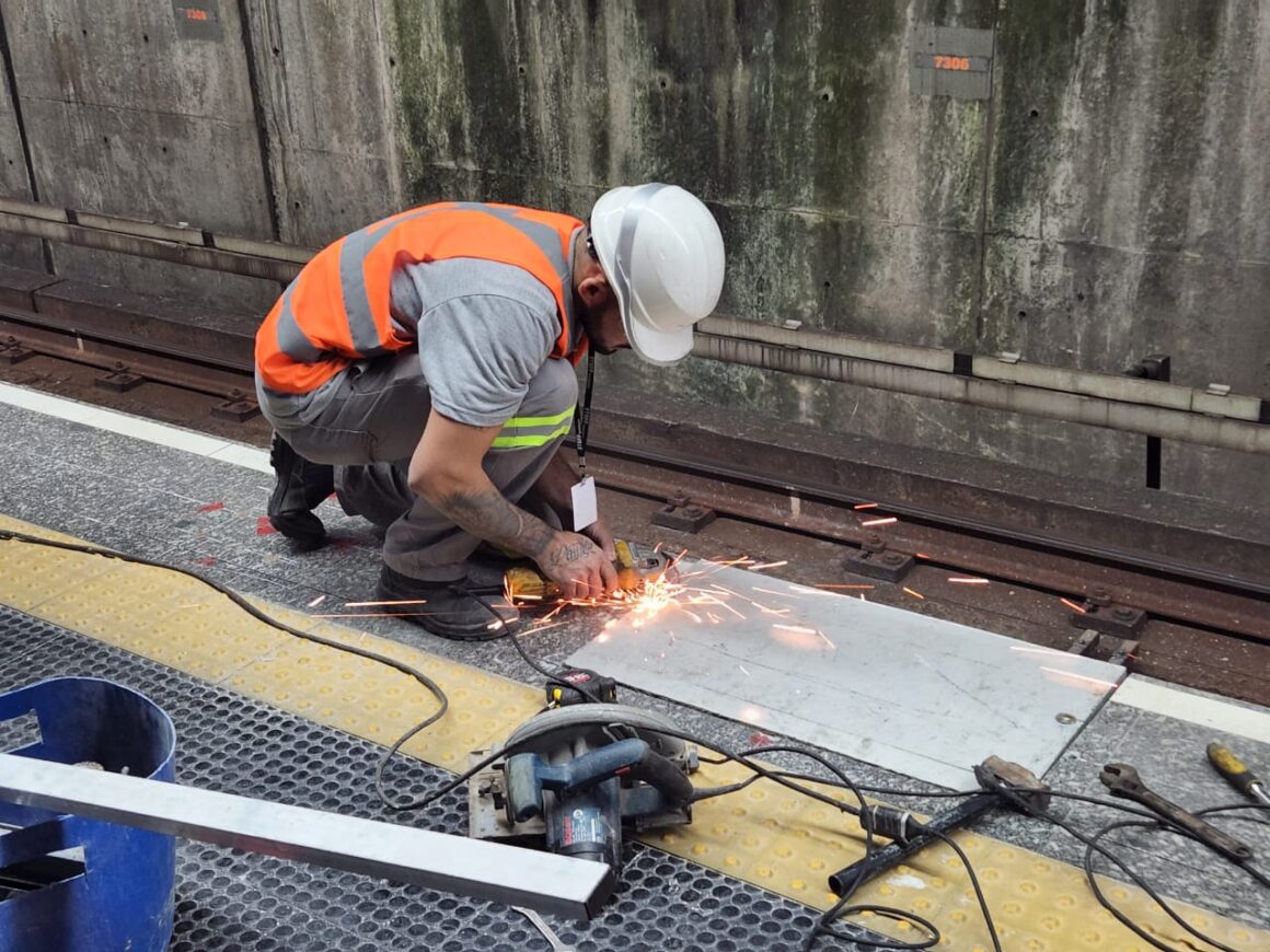 Metrô faz testes de funcionamento portas de plataforma de Jabaquara