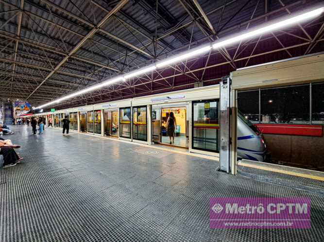 Primeira fachada de portas de plataforma foi instalada na estação