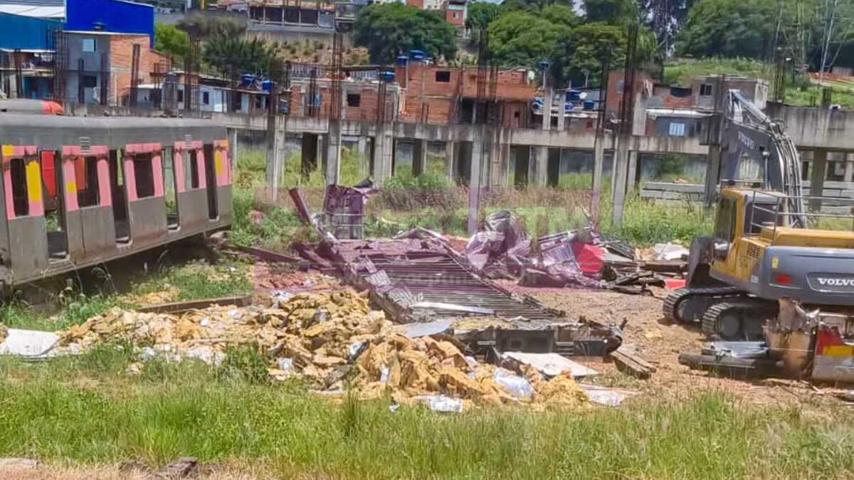 Primeiro Trem Da S Rie Da Cptm Est Sendo Desmanchado Pela