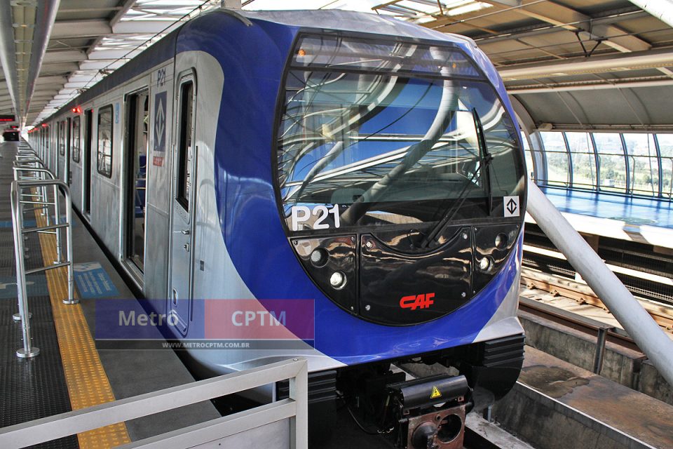 Trem da Frota P em testes na estação Santo Amaro