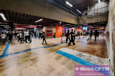 Plataformas da Estação Luz da CPTM ficam lotadas após problemas em escadas  rolantes, São Paulo