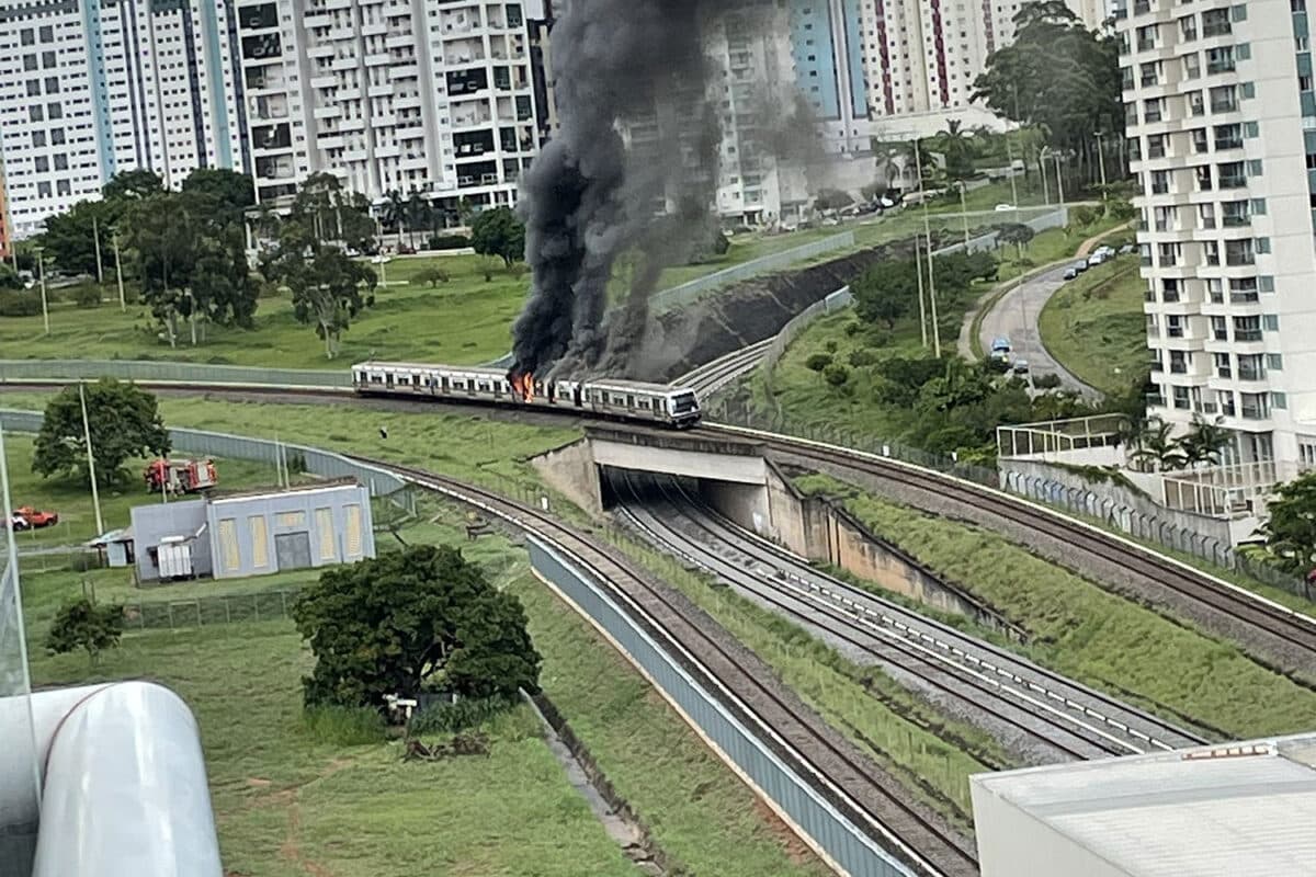 Trem do Metrô pega fogo em 12 de janeiro