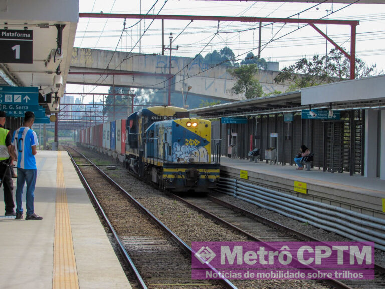 Trem da MRS passando pela Estação Capuava (Jean Carlos)