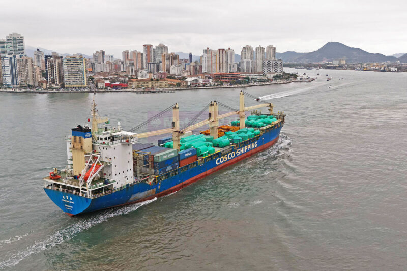 O navio Kong Que Song chega a Santos com o primeiro trem da Linha 17 (CMSP)