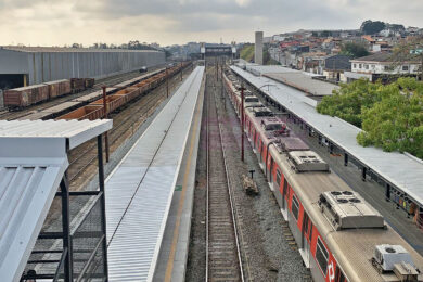 Plataformas da estação Manoel Feio