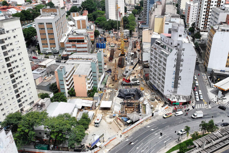 Canteiro de obras da estação 14 Bis-Saracura: bairro pode ficar sem Linha 6 (Linha Uni)