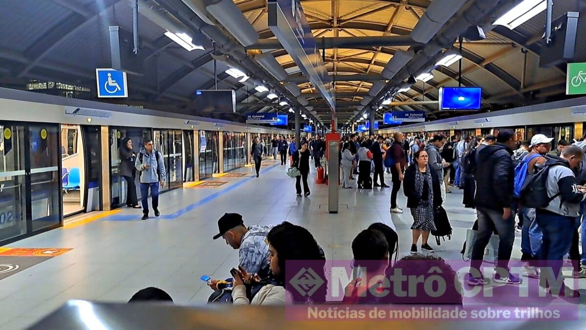 Trens operando nas duas plataformas da Estação Vila Prudente (Jean Carlos)