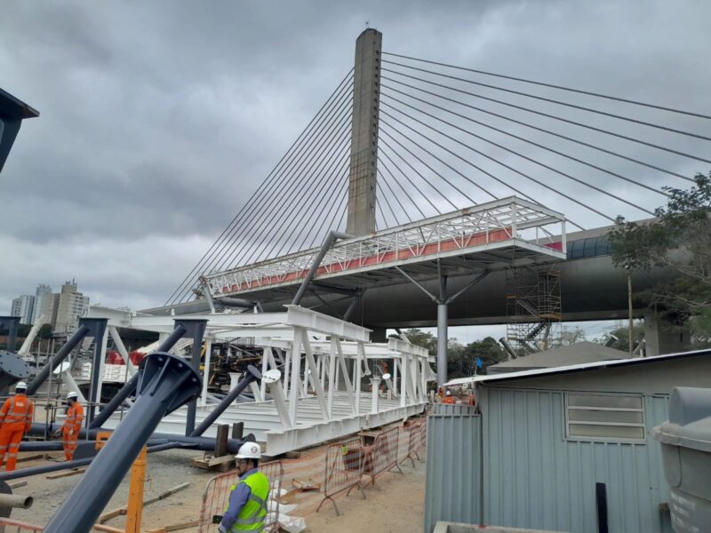 Montagem da passarela da Estação Santo Amaro (Redes Sociais)