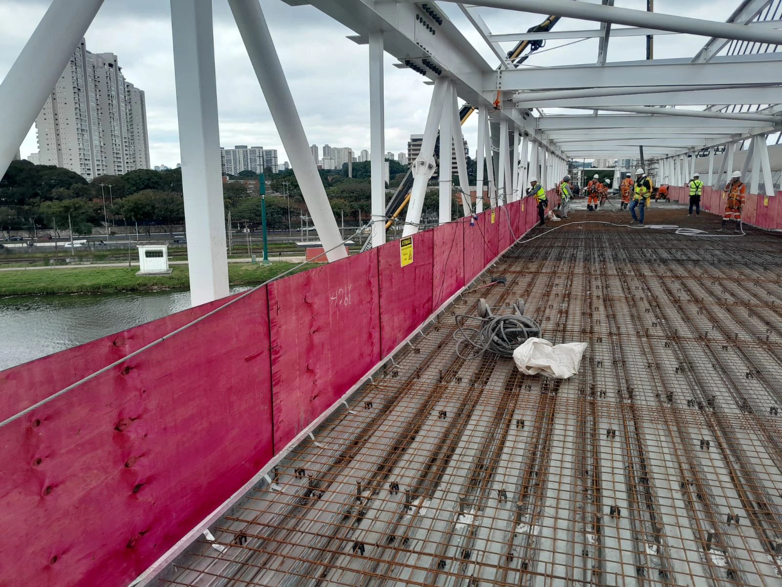 Concretagem no Steel Deck da passarela da Estação Santo Amaro (Redes Sociais)