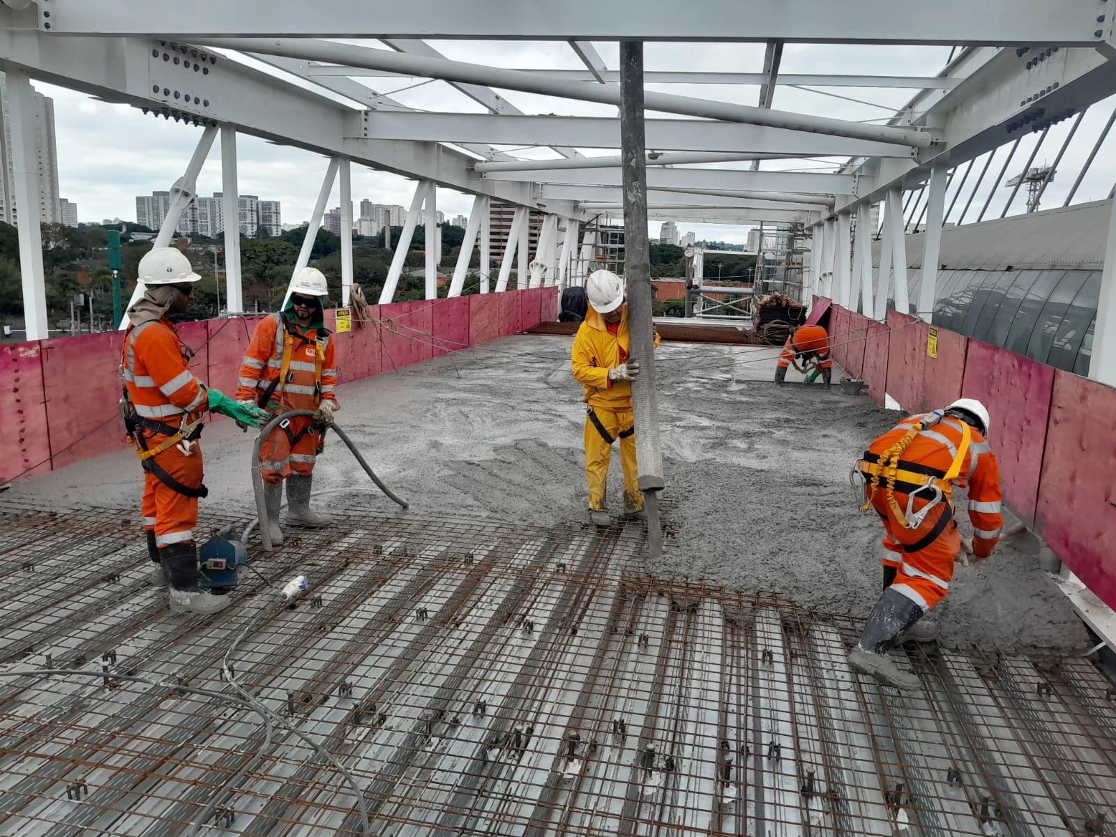 Concretagem no Steel Deck da passarela da Estação Santo Amaro (Redes Sociais)