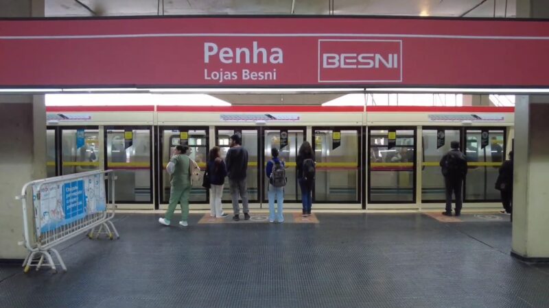 Portas de plataforma da estação Penha em funcionamento (Trilhos que Movem SP)