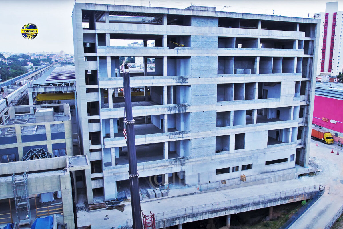 O prédio técnico e ao fundo (esquerda) a ponte-rolante do Bloco A