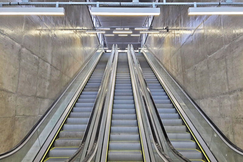 Novo conjunto de escadas rolantes da estação Vila Prudente