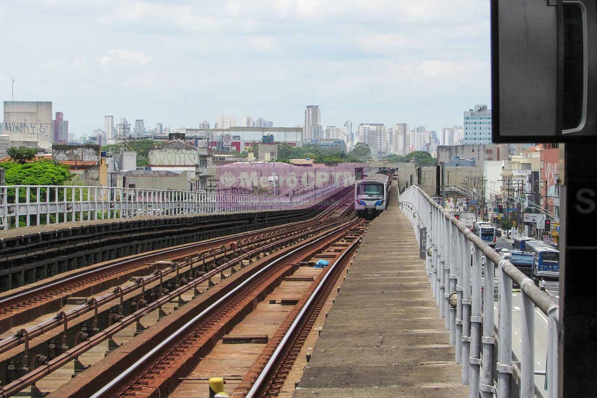 Trens não podem circular em grandes aclives, o que impede estações mais perto da superfície