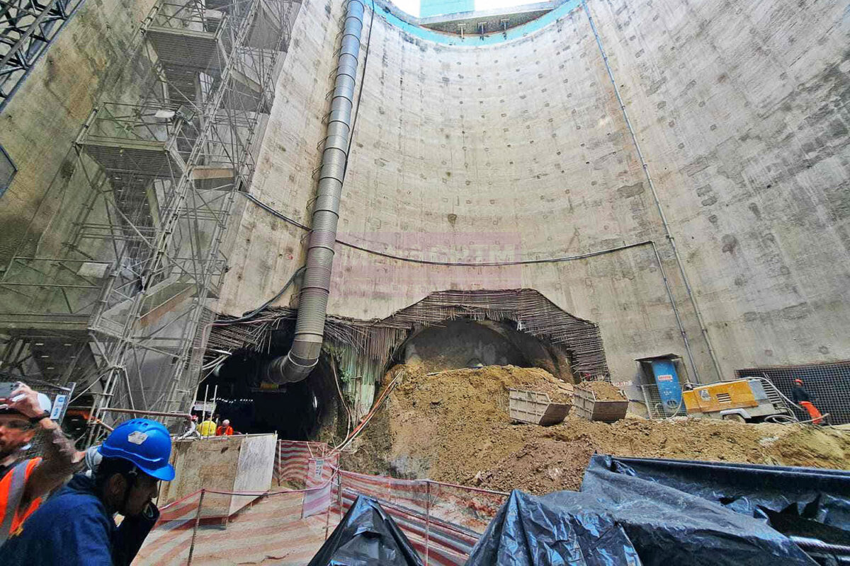 O túnel da direita, pouco profundo, é onde chegará o tatuzão, vindo a partir da estação Orfanato