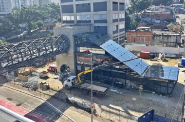 Acesso de Brooklin Paulista com vidros