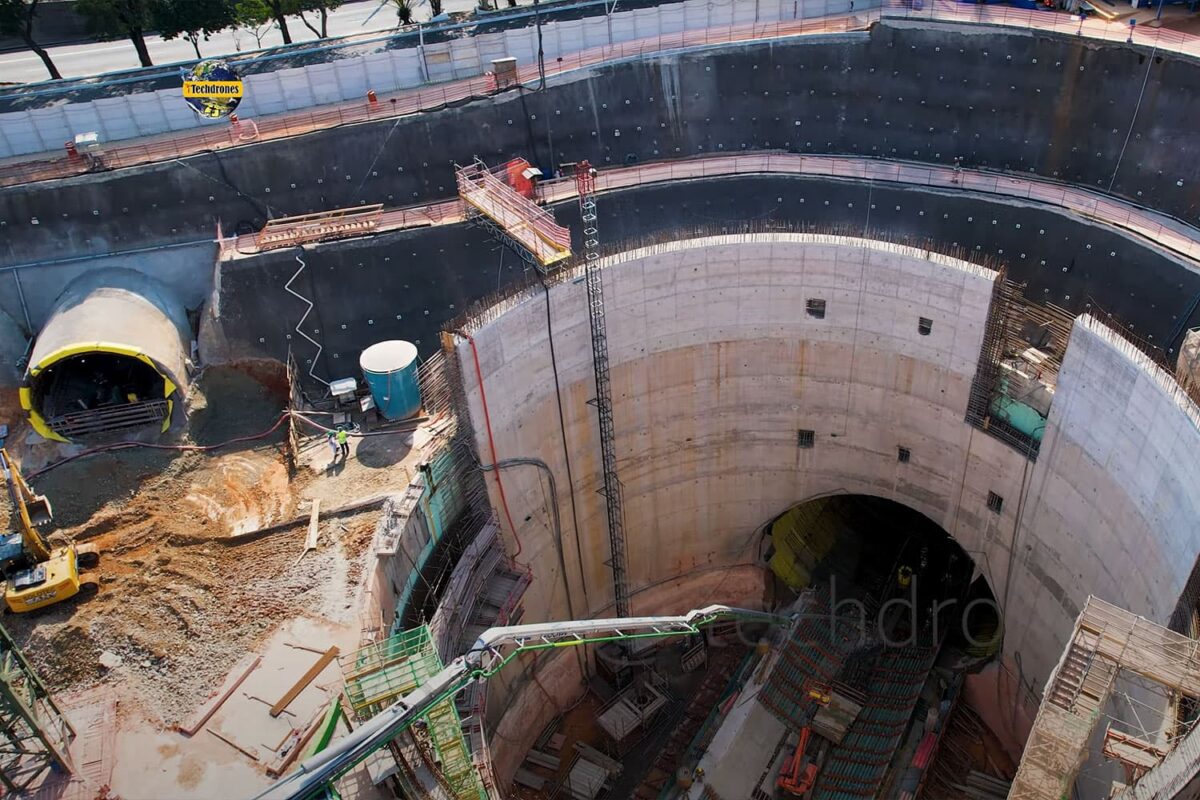 O túnel de plataforma à direita e o túnel de ligação com acesso secundário à esquerda (iTechdrones)