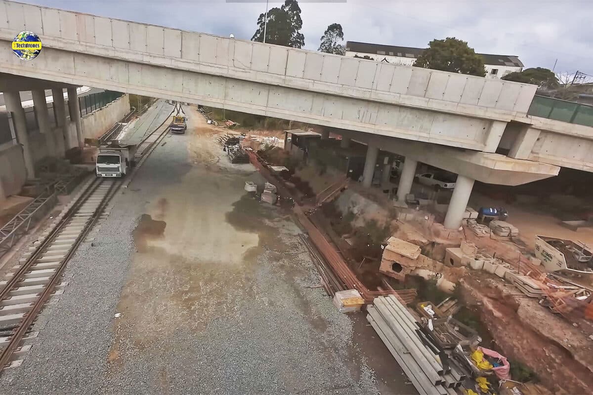 Vias sendo implantadas após a estação