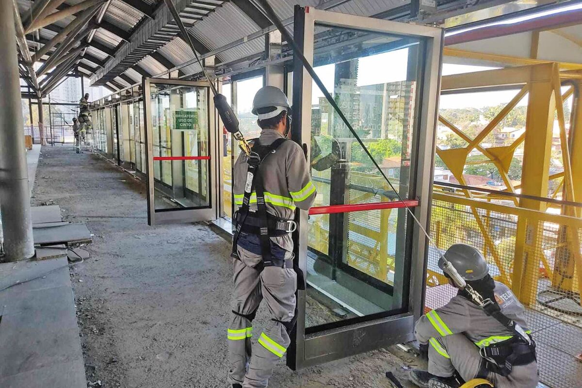 Portas de plataforma sendo instaladas em Vereador José Diniz