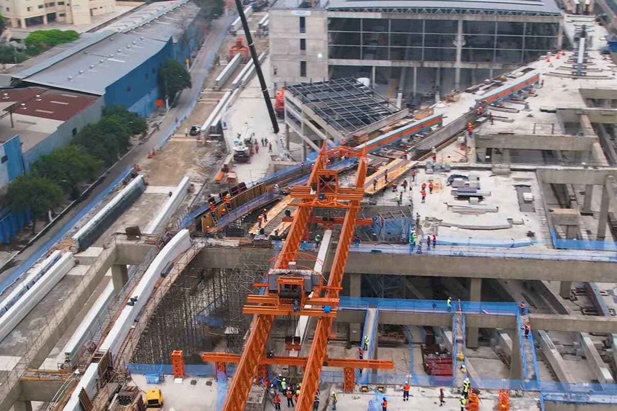 A primeira viga-guia içada pela treliça lançadeira