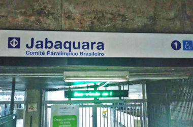 Placa com o novo nome da estação Jabaquara (Trilhos que Movem São Paulo)