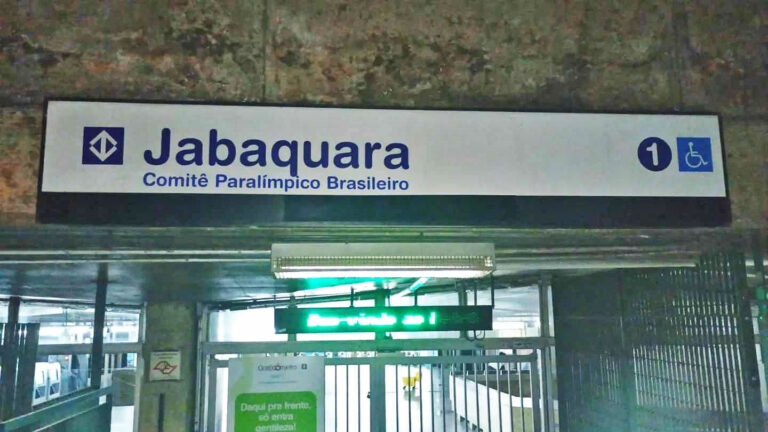 Placa com o novo nome da estação Jabaquara (Trilhos que Movem São Paulo)