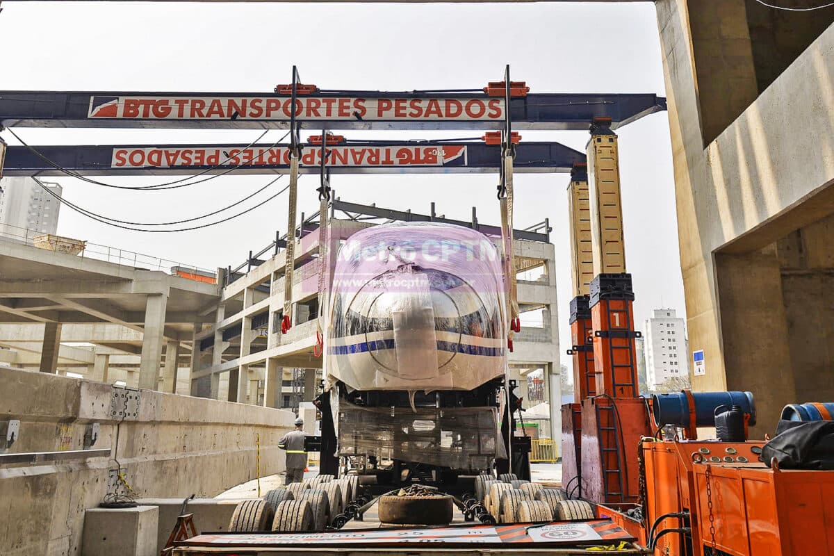 Trem sendo colocado na viga-guia