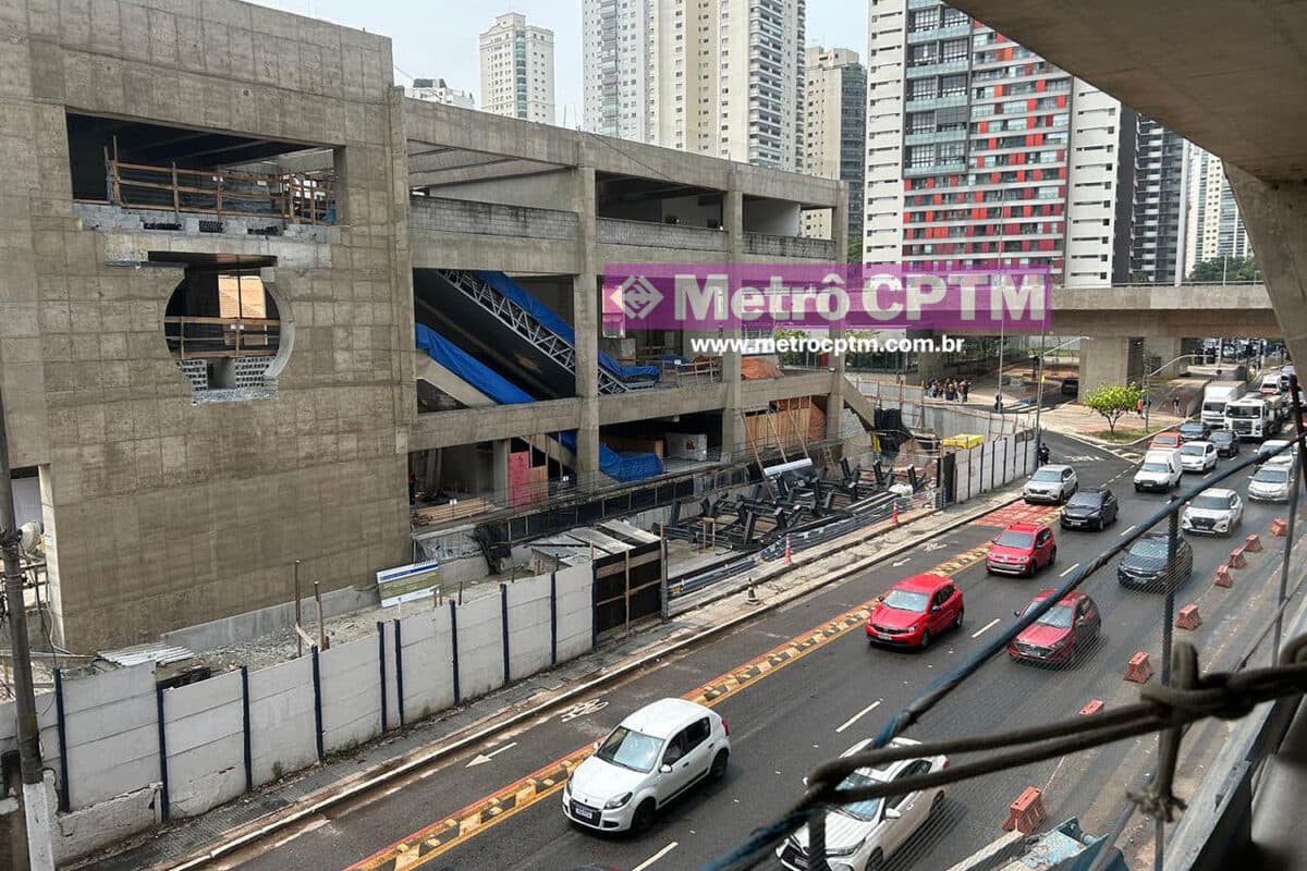 Estruturas da passarela ao lado da estação Campo Belo