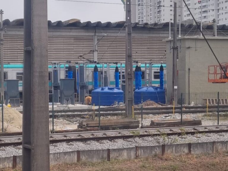 Maquina de lavar trens em teste (Diego Metroferroviário)