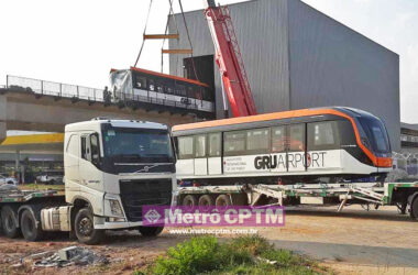 O segundo carro ainda na carreta e ao fundo a primeira parte já içada (Uberlan Pereira)