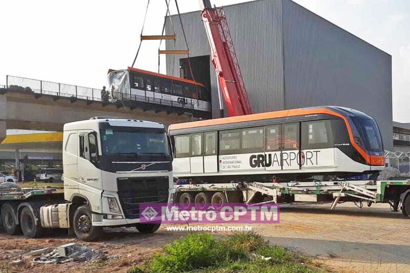 O segundo carro ainda na carreta e ao fundo a primeira parte já içada (Uberlan Pereira)