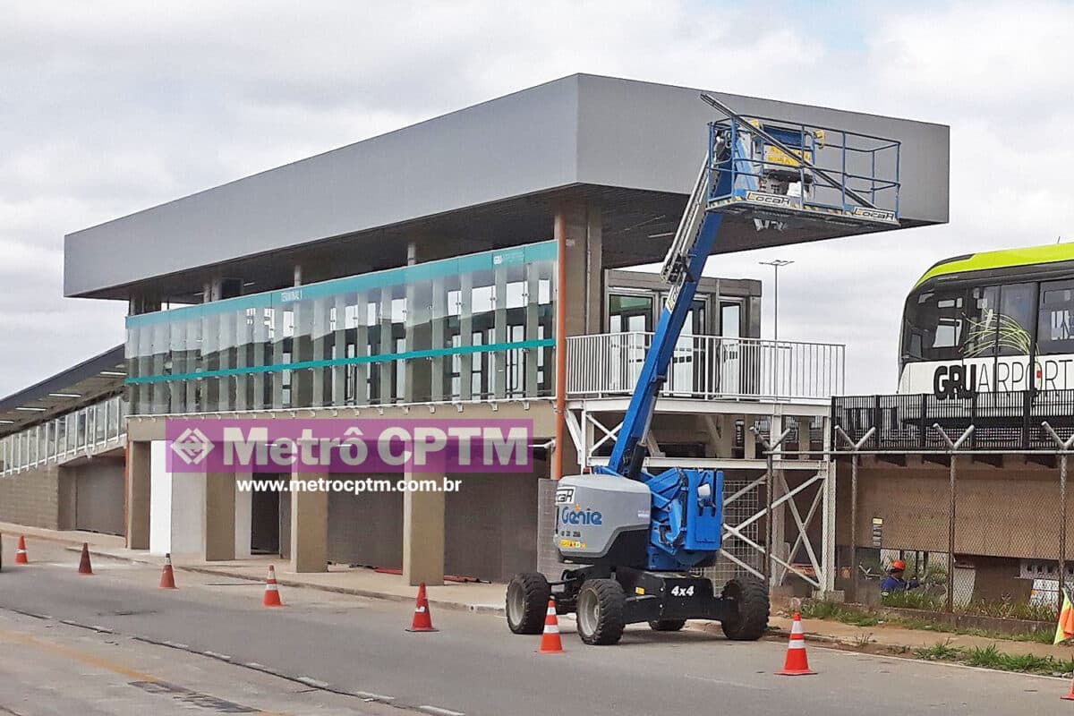 Estação do Terminal 1 já com adesivos e portas de plataforma finalizadas