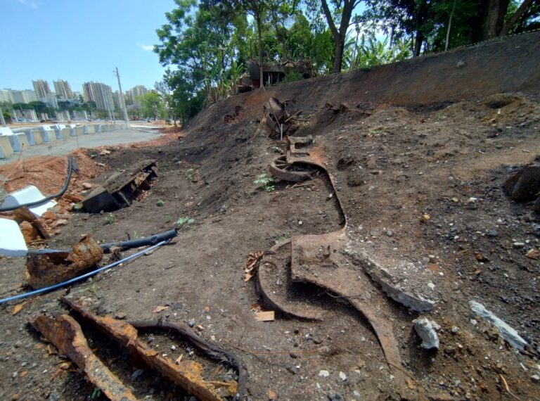 Locomotivas encontradas teriam pelo menos 160 anos (Leandro Guidini)