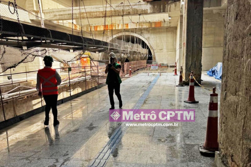 Plataforma da estação Santa Marina já com piso tátil