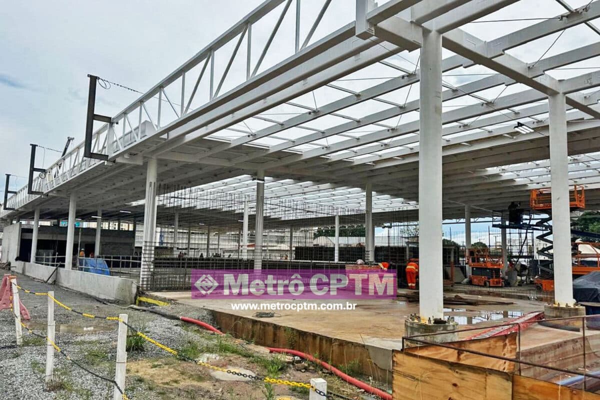 Cobertura metálica da estação Santa Marina