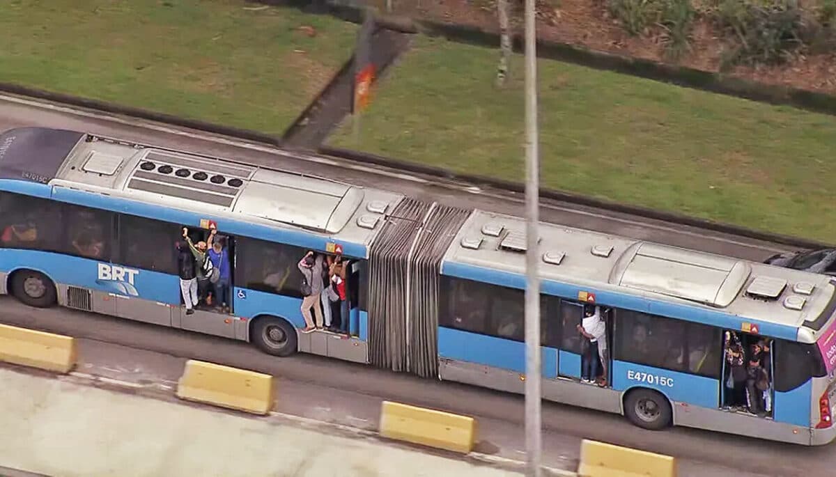 Ônibus do BRT Rio circulando com as portas abertas: "proposta mágica" de mobilidade demonstra saturação (TV Globo)