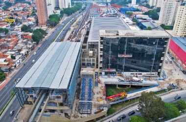 A estação Washington Luis com a cobertura finalizada e o prédio administrativo com a fachada de vidro