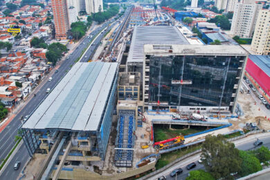 A estação Washington Luis com a cobertura finalizada e o prédio administrativo com a fachada de vidro