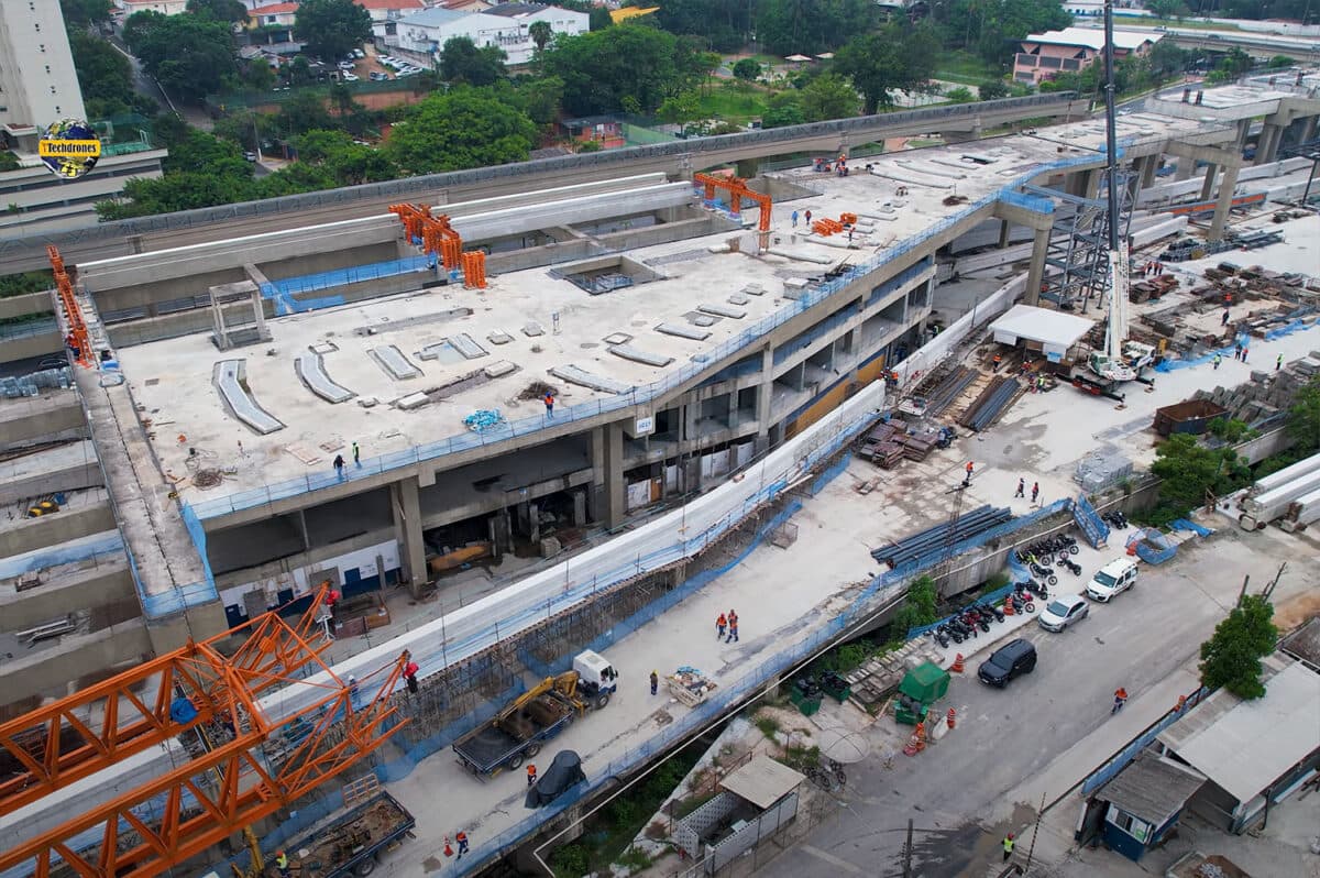 A rampa por onde o monotrilho se deslocará entre os dois níveis do pátio