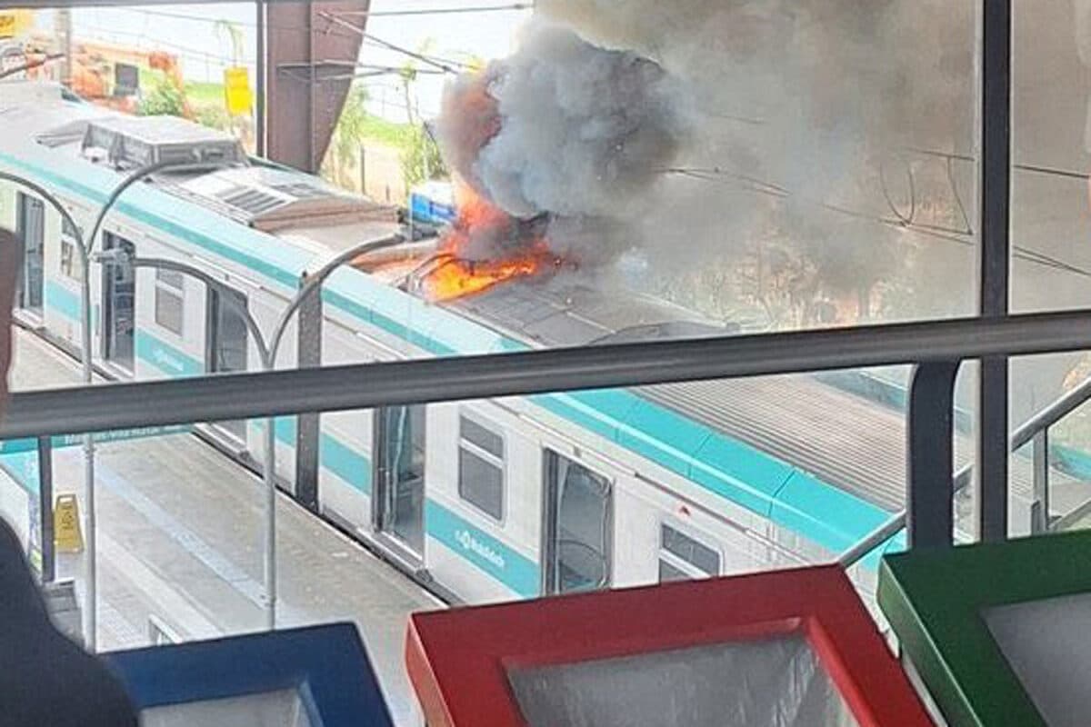 Trem pega fogo na estação Santo Amaro