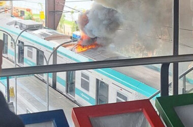 Trem pega fogo na estação Santo Amaro