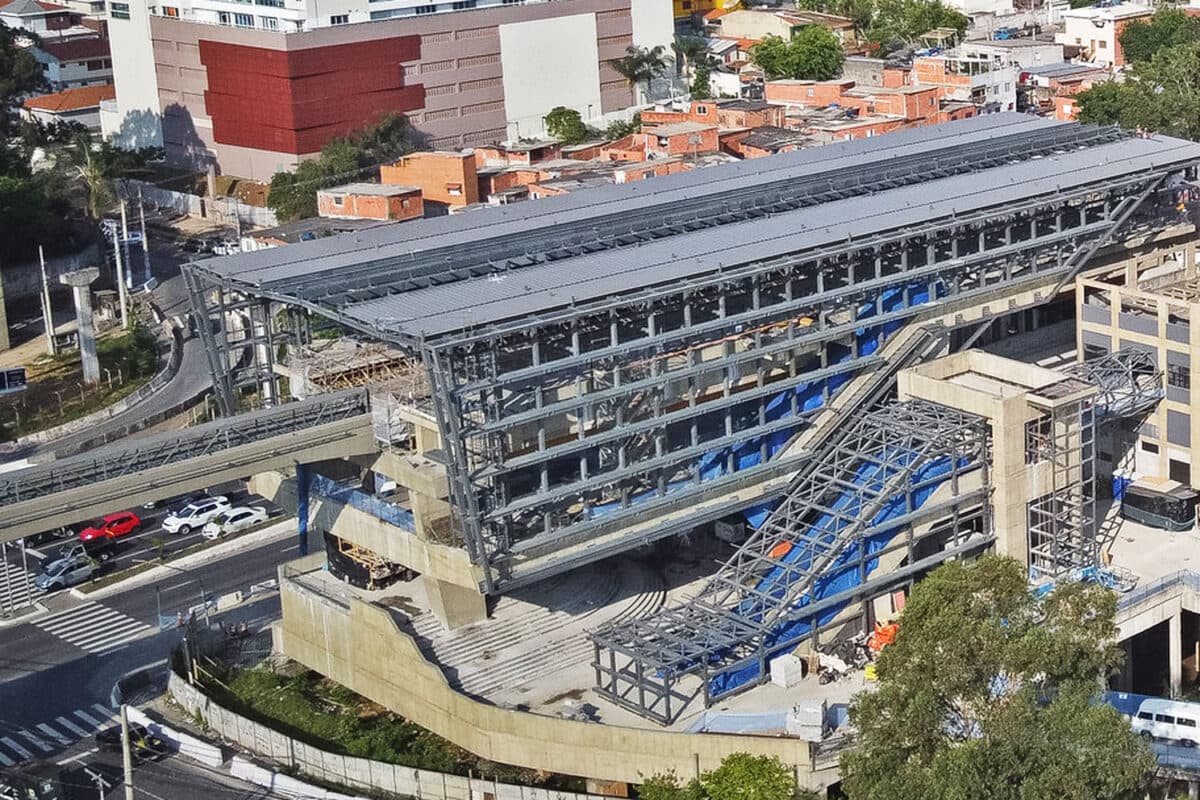 Estação Washington Luiz 'abraçada' pela estrutura metálica