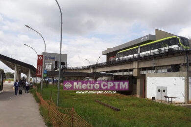 O ponto de ônibus atual e ao fundo o People Mover