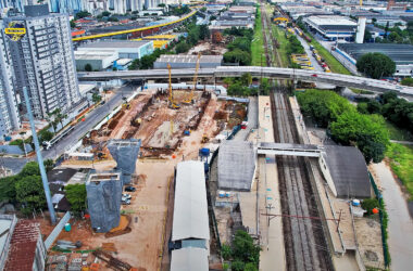 A área onde ficará a estação cercada por estacas. Ao fundo pilares do trecho de manobras