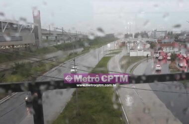 Passarela da estação em direção ao terminal de ônibus