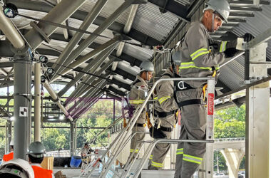 Trabalho de implantação de portas de plataforma na estação Aeroporto Congonhas