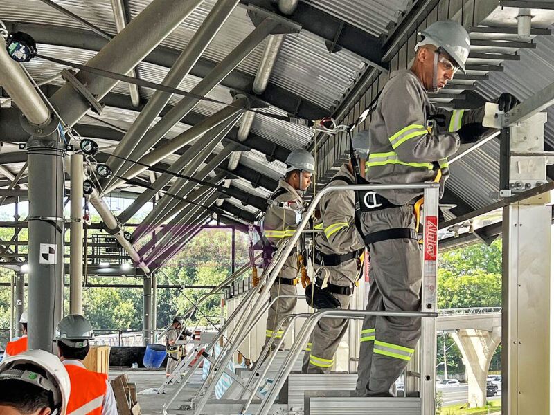 Trabalho de implantação de portas de plataforma na estação Aeroporto Congonhas