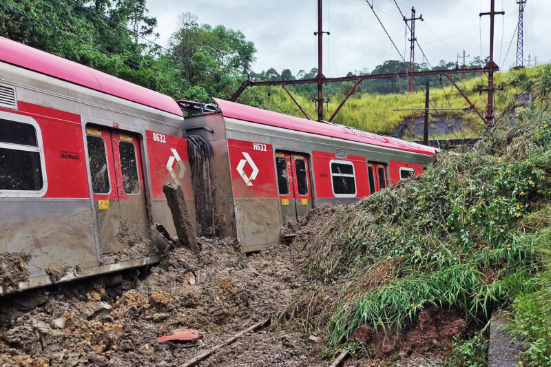 Vagões do trem da Linha 7-Rubi descarrilaram após deslizamento de terra