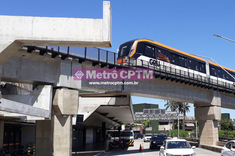 Um dos três veículos do Aeromovel chegando ao Terminal 2 do aeroporto