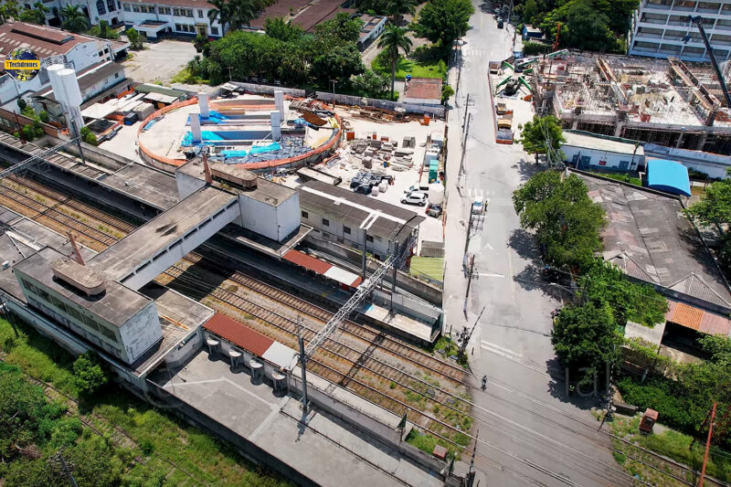 A estação Água Branca da Linha 6 ao fundo e em primeiro plano, a parada da Linha 7